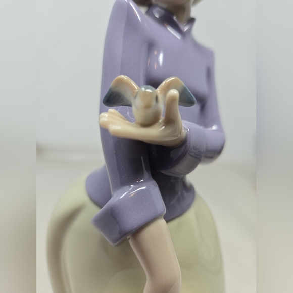 Nao by Lladro Figurine Blue Bird First Flight Women Holding Bird & Hat 10.5 Inch - Picture 10 of 13
